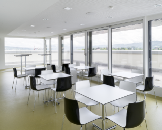 Pausenraum mit Terrasse im 12. Obergeschoss (© Roman Keller, Zürich)